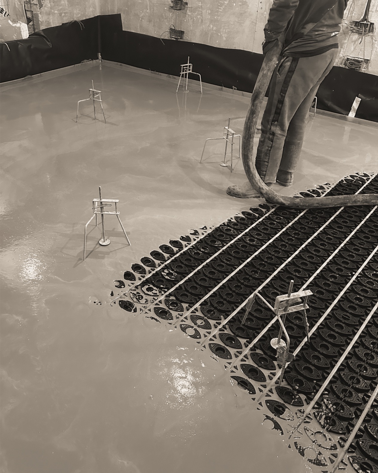 Flowing liquid screed floor
